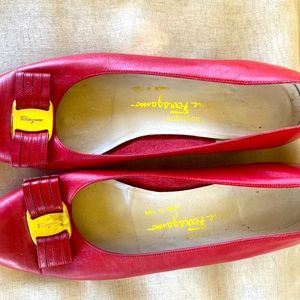 Classic vintage FERRAGAMO pumps. Supple,smooth calfskin with iconic Vara bow.